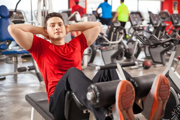 Ung man gör crunches — Stockfoto