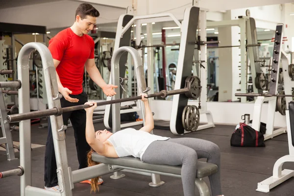 Woman lifting a barbell — Stock Photo, Image