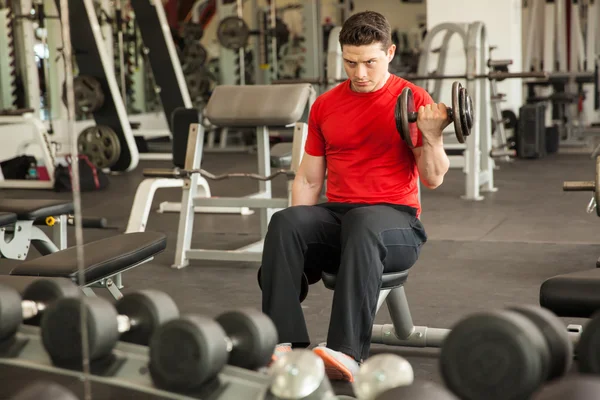 Člověk dělá velké úsilí na bicep kudrlinky — Stock fotografie