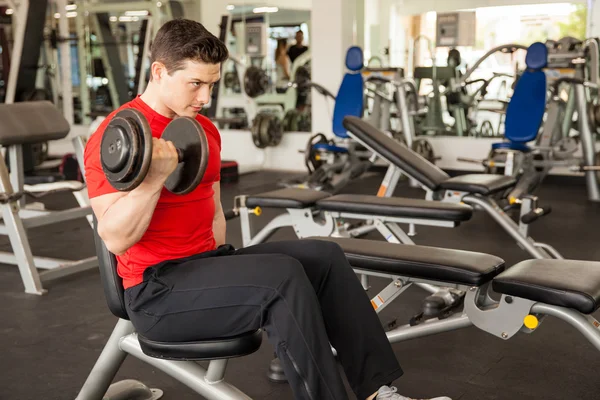 Young man lifting  dumbbel — Stock Photo, Image