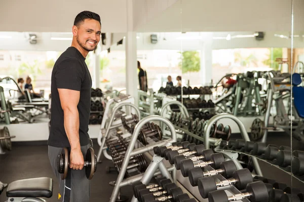 Latin man lifting some weights — Stock Photo, Image
