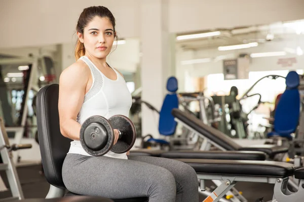 Woman lifting some weight — Stock Photo, Image