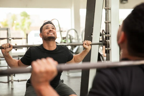 Man doing effort to lift weight — Stock Photo, Image
