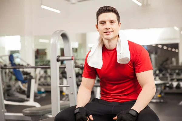 Man tar en paus på gymmet — Stockfoto