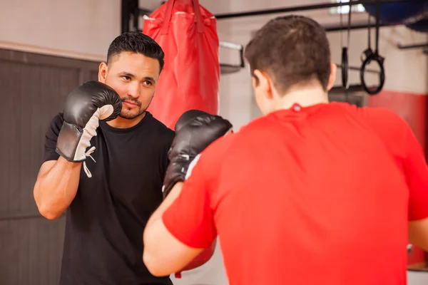 Homens usando luvas de boxe — Fotografia de Stock