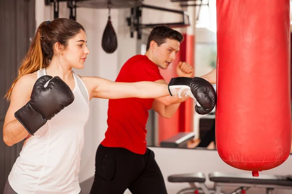 Donna con guantoni da boxe pratica — Foto Stock