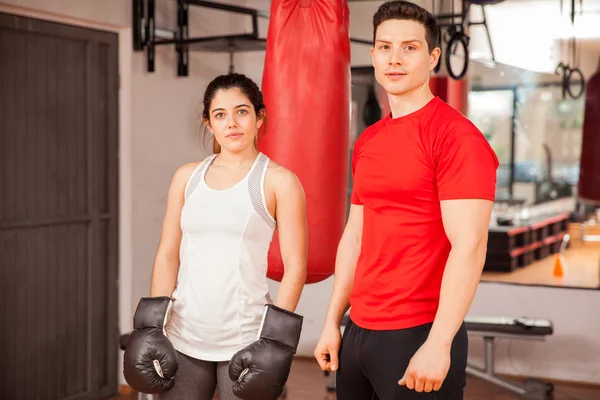 Brunett och hennes tränare boxning — Stockfoto