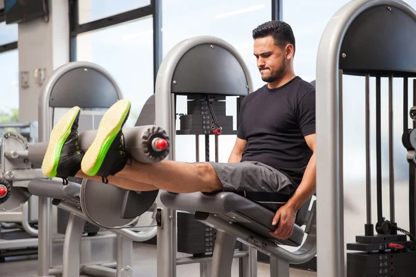 Man gör leg extensions — Stockfoto