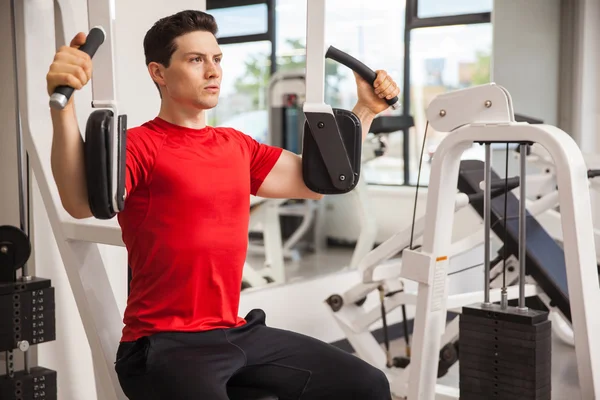 Sportlicher Mann trainiert — Stockfoto