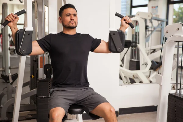 Man working out at the gym — Stock Photo, Image