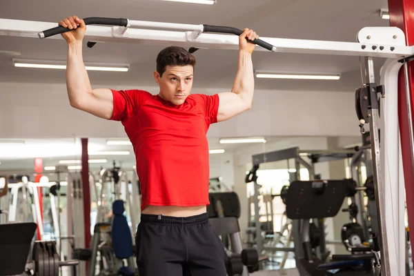 Man focused on lifting his weight — Stock Photo, Image