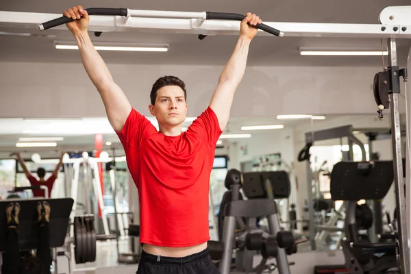 Mann konzentriert sich auf Klimmzug-Training — Stockfoto