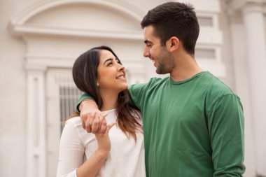 adam ve kız arkadaşı dışarı asılı