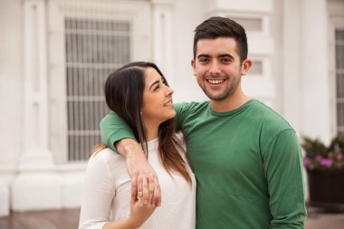 Çiftler birlikte vakit geçiriyorlar.