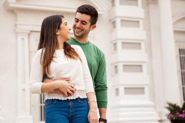 genç adam kucaklama kız