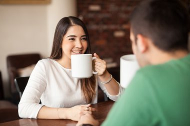 güzel bir kız önünde oturan adam