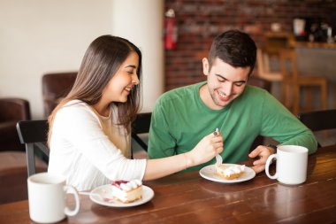 Erkek arkadaşının plaka için ulaşan esmer