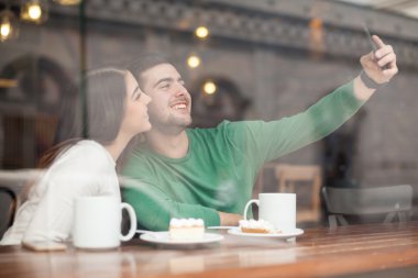Çift selfie çekiyor.