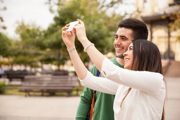 Couple using a smartphone — Stock Photo, Image