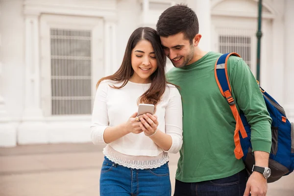 Touristen schauen aufs Smartphone — Stockfoto