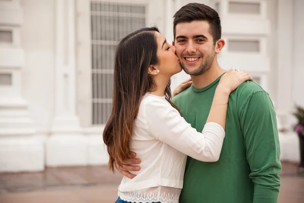 Morena besando a su novio —  Fotos de Stock