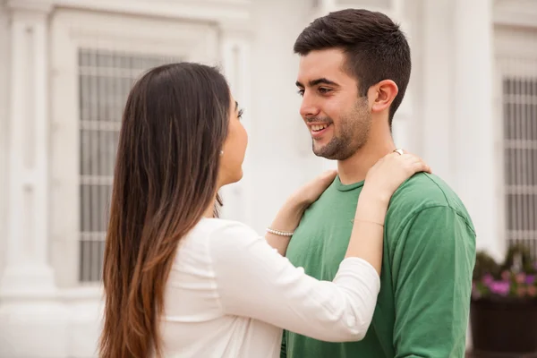 Pareja en el amor mirando cada uno othe — Foto de Stock