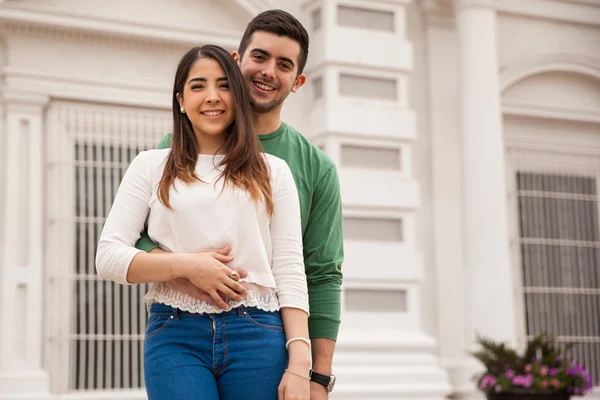 Pareja joven abrazando — Foto de Stock