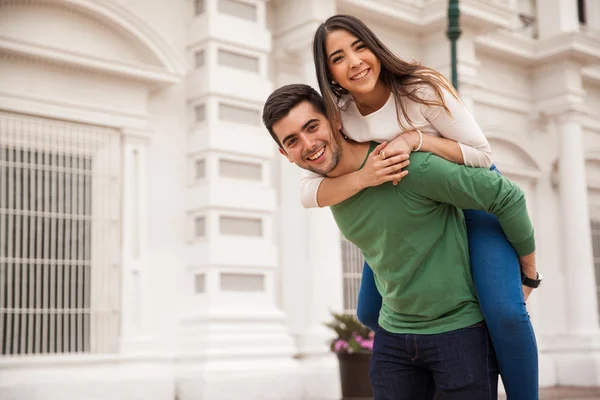 Pareja divirtiéndose con un paseo a cuestas — Foto de Stock