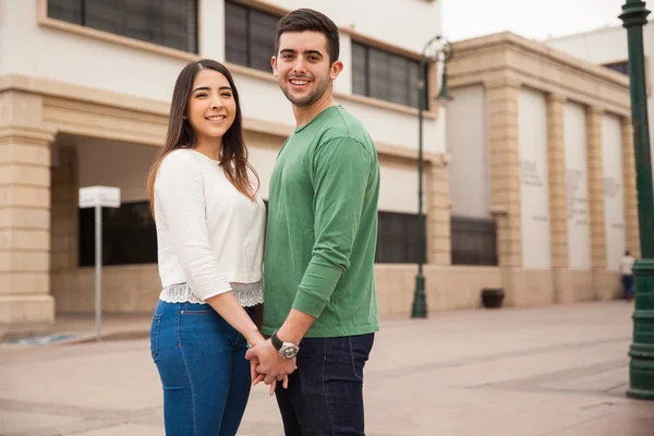 Couple holding hands — Stock Photo, Image