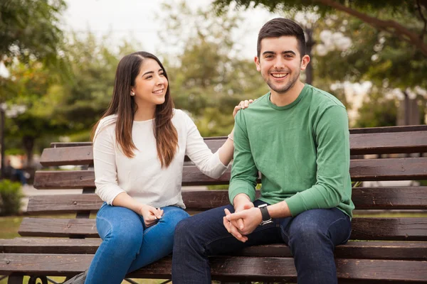 Uomo rilassante con la sua ragazza — Foto Stock