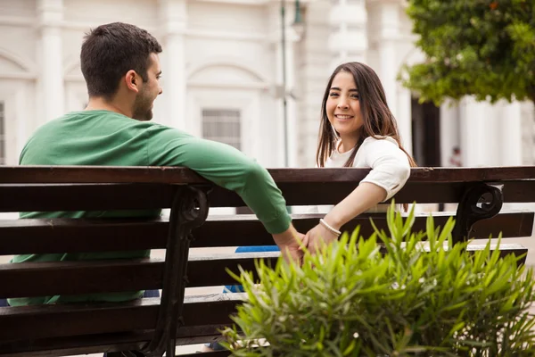 Morena sentado en un banco del parque — Foto de Stock