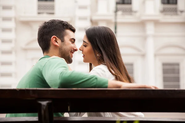 Coppia innamorata seduta — Foto Stock