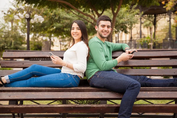 Couple using technology smartphones — Stock Photo, Image