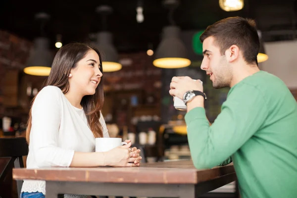 Couple hanging out and talking — Stock Photo, Image