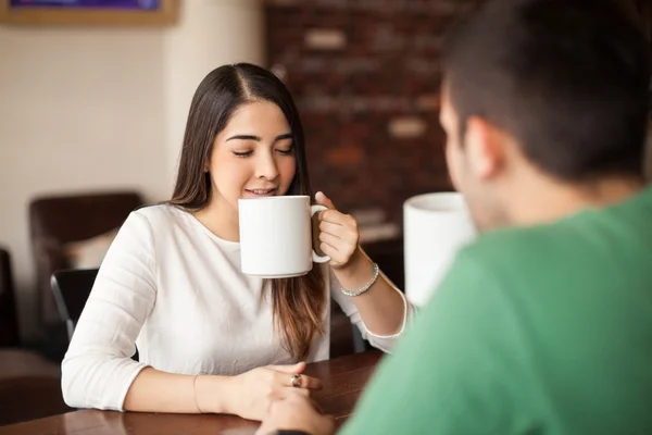 Uomo che ha un appuntamento con una bruna — Foto Stock