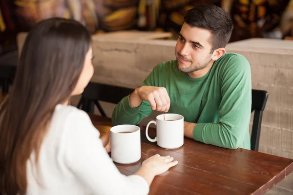 Uomo che prende un caffè con una donna — Foto Stock