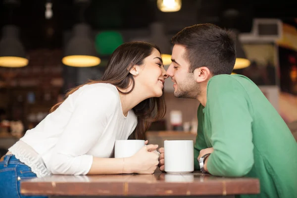 Mujer besando a su novio — Foto de Stock