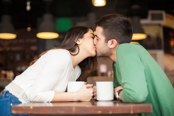 Pasangan muda berciuman — Stok Foto