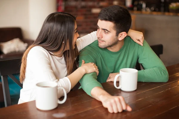 Jeune couple relaxant — Photo