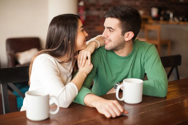 Pareja feliz relajándose juntos — Foto de Stock