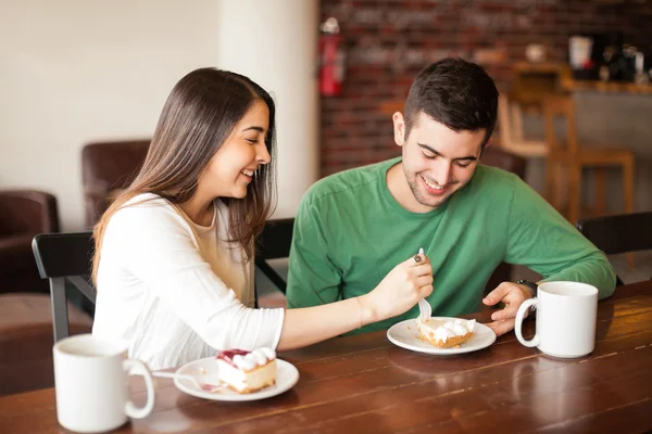Erkek arkadaşının plaka için ulaşan esmer