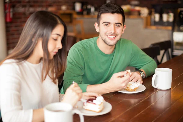 Uomo mangiare torta — Foto Stock