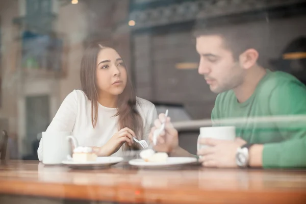 Brunette talking to her boyfriend — Stock Photo, Image