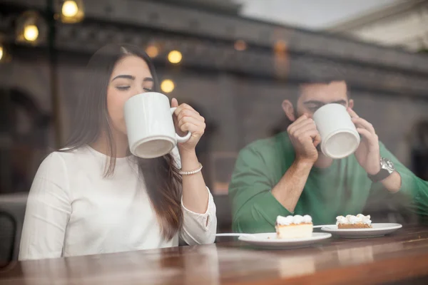 Paar wat koffie drinken — Stockfoto