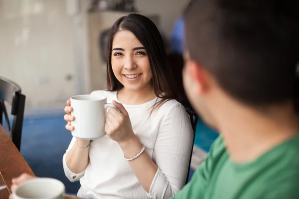 Homem apreciando a companhia de menina — Fotografia de Stock