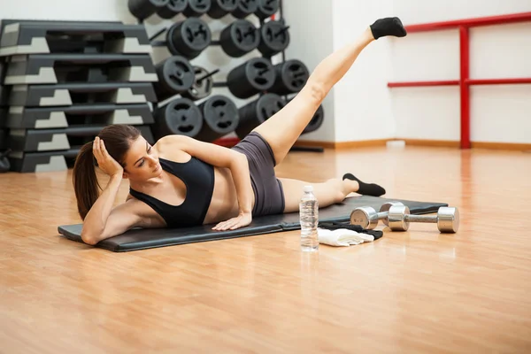 Mulher fazendo crunches laterais — Fotografia de Stock