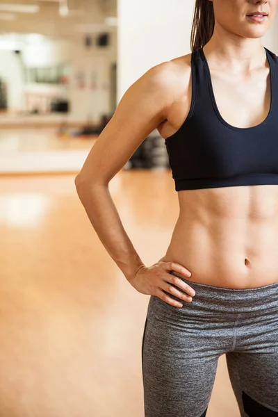 Woman showing her toned abs — Stock Photo, Image