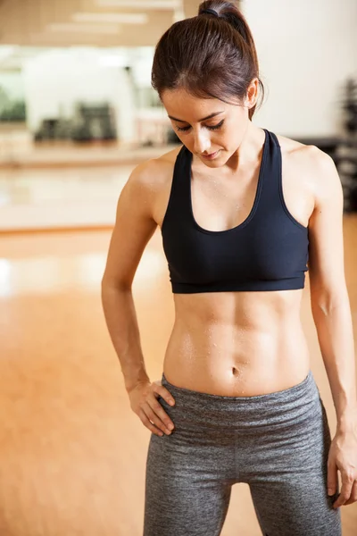 Woman in sporty outfit showing body — Stock Photo, Image