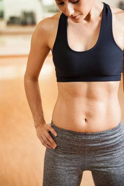 Woman showing her toned abs — Stock Photo, Image