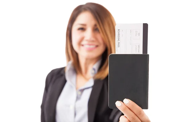 Verkoopdirecteur overhandigen van een paspoort — Stockfoto